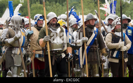 Tewkesbury, nel Gloucestershire, UK 11 luglio 2015. Tewkesbury Festival medievale. Billmen permanente attenzione al credito: Ian Thwaites/Alamy Live News Foto Stock