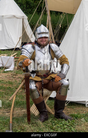 Tewkesbury, nel Gloucestershire, UK 11 luglio 2015. Tewkesbury Festival medievale. Uomo d'armi Credito: Ian Thwaites/Alamy Live News Foto Stock