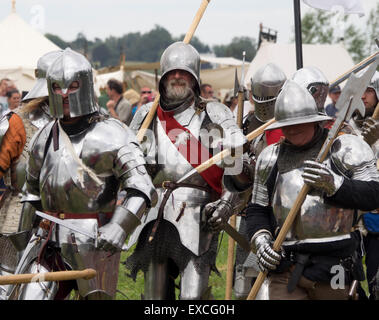 Tewkesbury, nel Gloucestershire, UK 11 luglio 2015. Tewkesbury Festival medievale. Gli uomini in armi pronti per la battaglia in armatura. Credito: Ian Thwaites/Alamy Live News Foto Stock