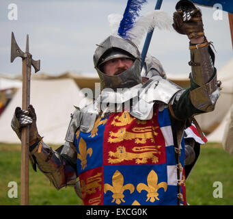 Tewkesbury, nel Gloucestershire, UK 11 luglio 2015. Tewkesbury Festival medievale. Re saluta la folla in festa medievale Credito: Ian Thwaites/Alamy Live News Foto Stock