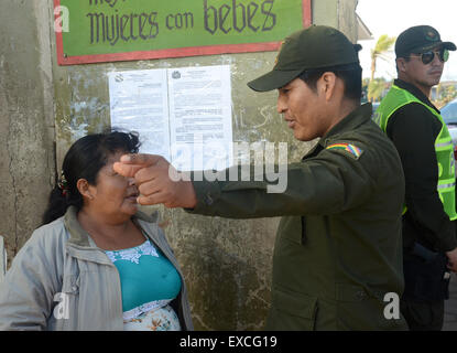 Santa Cruz, in Bolivia. 09 Luglio, 2015. I familiari dei detenuti sono allontanati a causa della visita papale, alla porta del famigerato carcere di Palmasola a Santa Cruz, in Bolivia, 09 luglio 2015. Foto: Georg Ismar/dpa/Alamy Live News Foto Stock