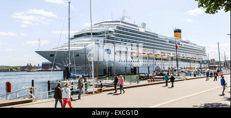 Kiel, Germania. 10 Luglio, 2015. La nave da crociera Costa SC Favolosa attende una tempesta di passare sul Baltico sulla banchina di Kiel, Germania, 10 luglio 2015. Foto: Markus SCHOLZ/DPA/Alamy Live News Foto Stock