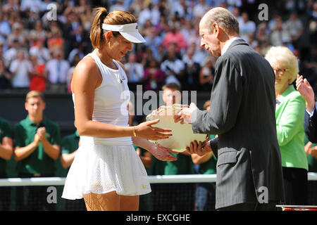 Il torneo di Wimbledon, Regno Unito. 11 Luglio, 2015. Il torneo di Wimbledon Tennis campionati. Donne Singoli Final tra il seme superiore Serena Williams (USA) e XX SEMENTI Garbine Muguruza (ESP). Garbine Muguruza (Esp) riceve la sua corridori trofeo Credito: Azione Sport Plus/Alamy Live News Foto Stock