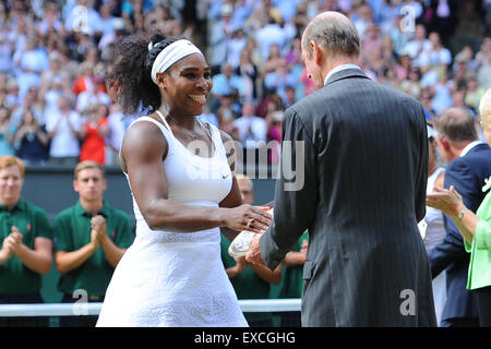 Il torneo di Wimbledon, Regno Unito. 11 Luglio, 2015. Il torneo di Wimbledon Tennis campionati. Donne Singoli Final tra il seme superiore Serena Williams (USA) e XX SEMENTI Garbine Muguruza (ESP). Serena Williams (USA) riceve i suoi vincitori del trofeo Credito: Azione Sport Plus/Alamy Live News Foto Stock