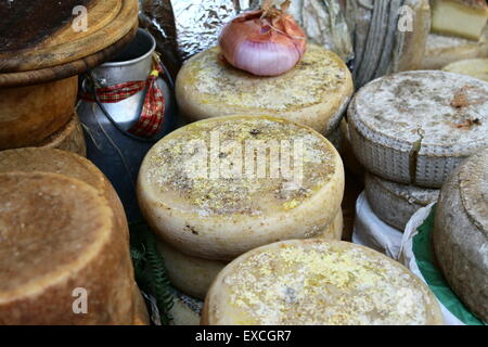 Produzione di formaggio, Italiano, dettaglio di prodotti artigianalmente. Foto Stock