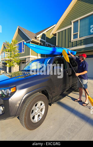 L'uomo sempre pronto ad andare in kayak di mare, di Nanaimo, Isola di Vancouver, British Columbia Foto Stock