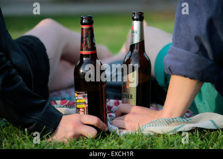 Berlino, Germania. Il 29 giugno, 2015. Una giovane coppia di godersi una serata di birra in Goerlitzer park a Berlino, Germania, 29 giugno 2015. Foto: Monika Skolimowska dpa/Alamy Live News Foto Stock