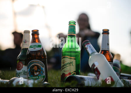 Berlino, Germania. Il 29 giugno, 2015. La gente di godersi una serata di birra in Goerlitzer park a Berlino, Germania, 29 giugno 2015. Foto: Monika Skolimowska dpa/Alamy Live News Foto Stock