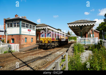 Hale la stazione ferroviaria e il passaggio a livello, CHESHIRE REGNO UNITO Hale è un villaggio e circoscrizione entro il Metropolitan Borough di Tr Foto Stock