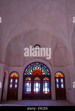 Le finestre di vetro macchiate di Tabatabaei casa storica, Provincia di Isfahan, Kashan, Iran Foto Stock