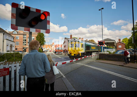 Hale la stazione ferroviaria e il passaggio a livello, CHESHIRE REGNO UNITO Hale è un villaggio e circoscrizione entro il Metropolitan Borough di Tr Foto Stock