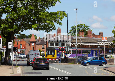 Hale la stazione ferroviaria e il passaggio a livello, CHESHIRE REGNO UNITO Hale è un villaggio e circoscrizione entro il Metropolitan Borough di Tr Foto Stock