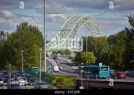 Runcorn è una città industriale e un carico porto in Halton, Cheshire, Regno Unito. Nella foto il Giubileo d'argento a ponte o ponte di Runcorn cros Foto Stock