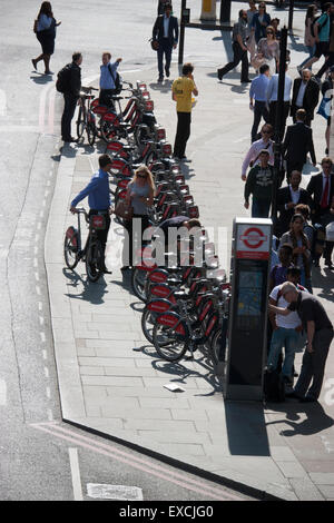 Le code per Santander branded Boris biciclette a noleggio Londra durante il London Underground sciopero del tubo Foto Stock