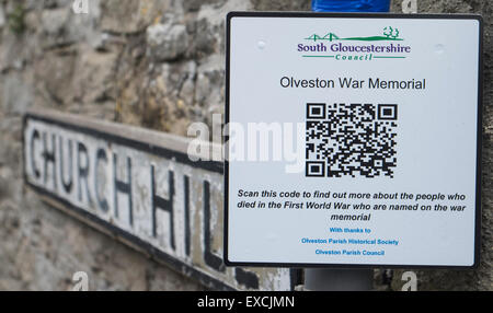 La Olveston South Gloucestershire England Regno Unito il memoriale di guerra codice QR Foto Stock