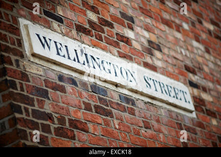 Una pietra strada segno per Wellington Street, Runcorn Foto Stock