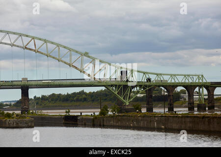 Runcorn è una città industriale e un carico porto in Halton, Cheshire, Regno Unito. Nella foto il Giubileo d'argento a ponte o ponte di Runcorn cros Foto Stock