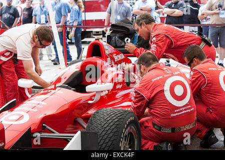 Indy car pit crew in azione durante un'IndyCar Series race. Foto Stock