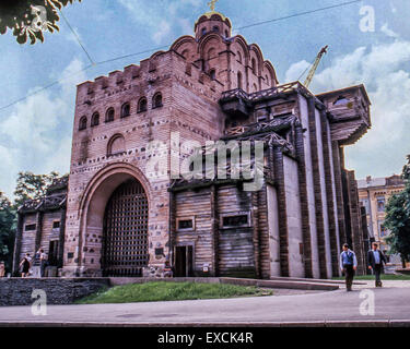 Giugno 12, 1989 - Kiev, Ucraina - la fortificazione del Golden Gate di Kiev, costruito nel 1017-1024, ha difeso la città e sono un importante punto di riferimento di Kiev antico e un gateway di storico della città antica fortezza nella capitale Ucraina ed è attualmente sede di un museo. (Credito Immagine: © Arnold Drapkin/ZUMA filo) Foto Stock