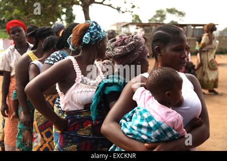I rifugiati sono fuggiti da Boko Haram visto ad Abuja in cerca di rifugio. Dopo che i ribelli hanno preso il controllo della loro città ci sono molti a sinistra . Foto Stock