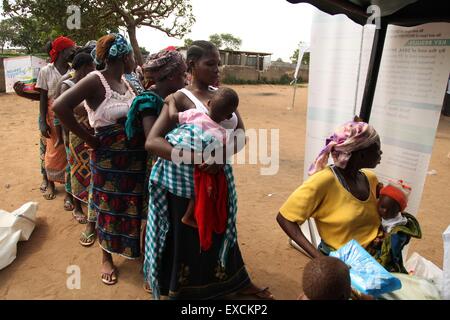 I rifugiati sono fuggiti da Boko Haram visto ad Abuja in cerca di rifugio. Dopo che i ribelli hanno preso il controllo della loro città ci sono molti a sinistra . Foto Stock