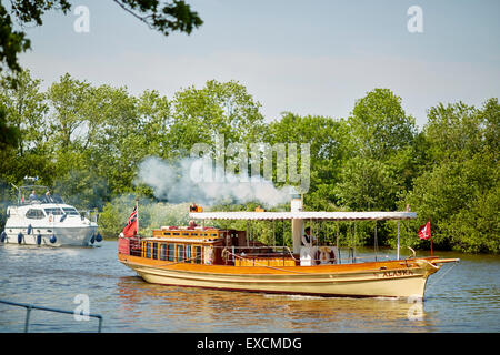 Dragon Boat sul fiume Tamigi a Bisham nella contea inglese del Berkshire Foto Stock