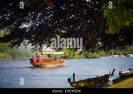 Dragon Boat sul fiume Tamigi a Bisham nella contea inglese del Berkshire Foto Stock