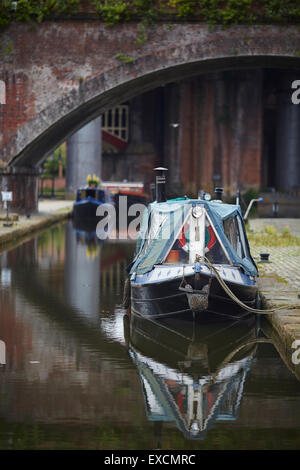 Castlefiled bacino nel centro della città di Manchester un primo treno attraversa il viadotto barca canal, canali narrowboat fiume wate stream Foto Stock