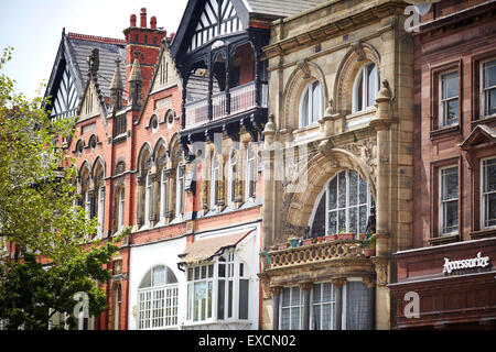 Fotografie intorno a Southport raffigurato tettucci vetrati su shop facciate a Lord Street è la strada principale dello shopping di Southport, Foto Stock