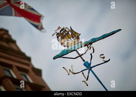 Fotografie intorno a Southport raffigurato tettucci vetrati su shop facciate a Lord Street è la strada principale dello shopping di Southport, Foto Stock