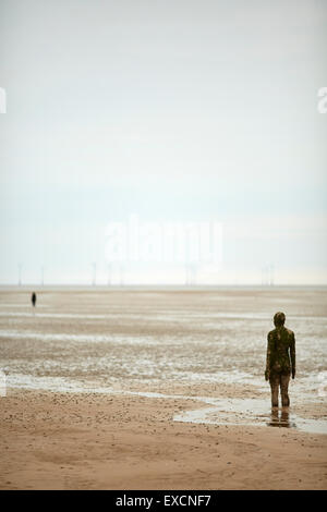 Fotografie intorno a Southport in altro luogo è un pezzo di scultura moderna di Antony Gormley. Esso consiste di 100 ghisa sculptu Foto Stock