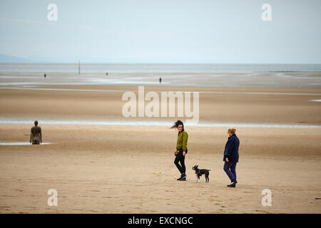 Fotografie intorno a Southport in altro luogo è un pezzo di scultura moderna di Antony Gormley. Esso consiste di 100 ghisa sculptu Foto Stock