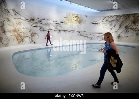 Artista e esperto di polvere da sparo Guo-Qiang, che ha progettato i fuochi d'artificio a le Olimpiadi di Pechino 2008, dispone di un enorme, 45 metro-lo Foto Stock