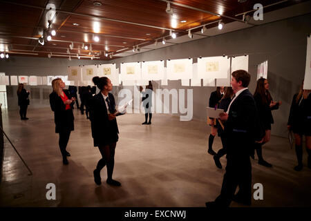 La scuola dei bambini guardando visualizza di gestione grafica di Whitworth Art Gallery contenente circa 55.000 voci nella sua legge Foto Stock