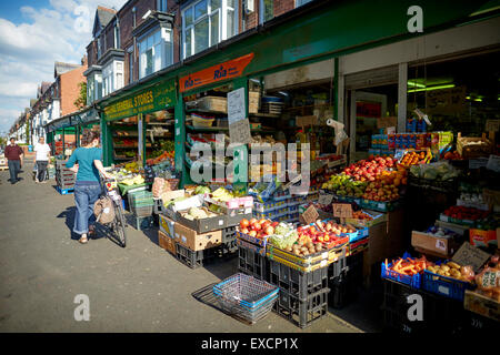 MANCHESTER Whalley area dell'intervallo i negozi di Clarendon Rd frutta supermercato mondo asiatico alimenti commercianti di strada indiano communi pakistan Foto Stock