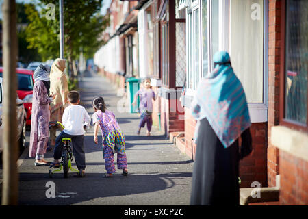 MANCHESTER Whalley area dell'intervallo i negozi di Clarendon Rd frutta supermercato mondo asiatico alimenti commercianti di strada indiano communi pakistan Foto Stock