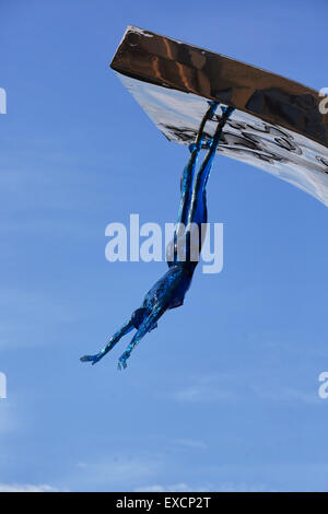 L'onda scultura in St Johns Square Blackpool. Scultura di Lucy Glendinning Foto Stock