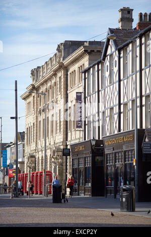 Il vecchio ufficio postale di Blackpool. Si trova a Blackpool, Lancashire, Inghilterra, Regno Unito. Il telefono rosso box, un chiosco di telefono per un Foto Stock