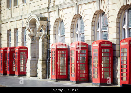 Il vecchio ufficio postale di Blackpool. Si trova a Blackpool, Lancashire, Inghilterra, Regno Unito. Il telefono rosso box, un chiosco di telefono per un Foto Stock