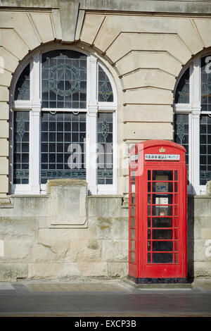 Il vecchio ufficio postale di Blackpool. Si trova a Blackpool, Lancashire, Inghilterra, Regno Unito. Il telefono rosso box, un chiosco di telefono per un Foto Stock