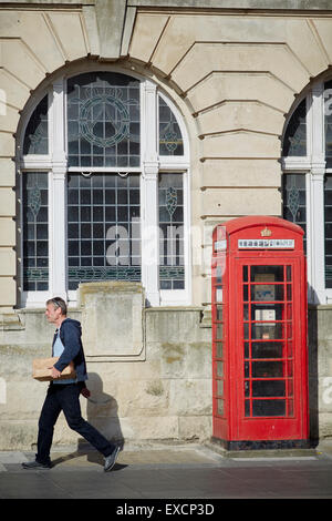 Il vecchio ufficio postale di Blackpool. Si trova a Blackpool, Lancashire, Inghilterra, Regno Unito. Il telefono rosso box, un chiosco di telefono per un Foto Stock