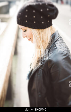 Giovane bella bionda capelli dritti donna della città Foto Stock