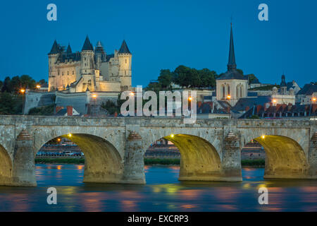 Twilight su Chateau Saumur (b. Xii secolo), Pont Cessart e Loira, Maine-et-Loire, centro, Francia Foto Stock