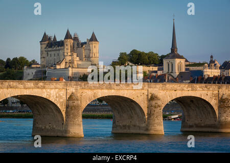 Sera su Chateau Saumur (b. Xii secolo) lungo il fiume Loira, Maine-et-Loire, centro, Francia Foto Stock