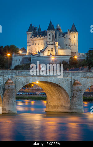 Twilight su Chateau Saumur (b. Xii secolo), Pont Cessart e Loira, Maine-et-Loire, centro, Francia Foto Stock