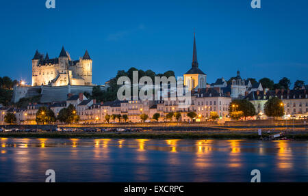 Twilight su Chateau Saumur (b. Xii secolo), e il fiume Loira, Maine-et-Loire, centro, Francia Foto Stock