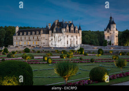 Giardino illuminato di Diane de Poitiers e Chateau de Chenonceau nella Valle della Loira, Centro Francia Foto Stock