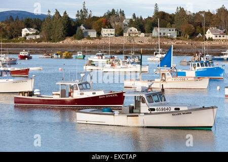 Lobster barche ormeggiate in porto basso in Tremont, Maine. Foto Stock
