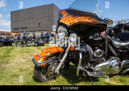 Una custom Harley Davidson Moto dipinto con fiamme è parcheggiato all'esterno del Museo Harley-Davidson durante una bike rally. Foto Stock