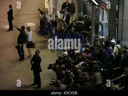 Bruxelles, Belgio. 12 Luglio, 2015. L premere attesa per i ministri delle finanze dopo l'Eurogruppo dei ministri delle finanze riuniti a Bruxelles, Belgio, 12 luglio, 2015. L'Eurogruppo riunione si sia conclusa senza un accordo su Greco programma bailout primi Domenica. © Zhou Lei/Xinhua/Alamy Live News Foto Stock